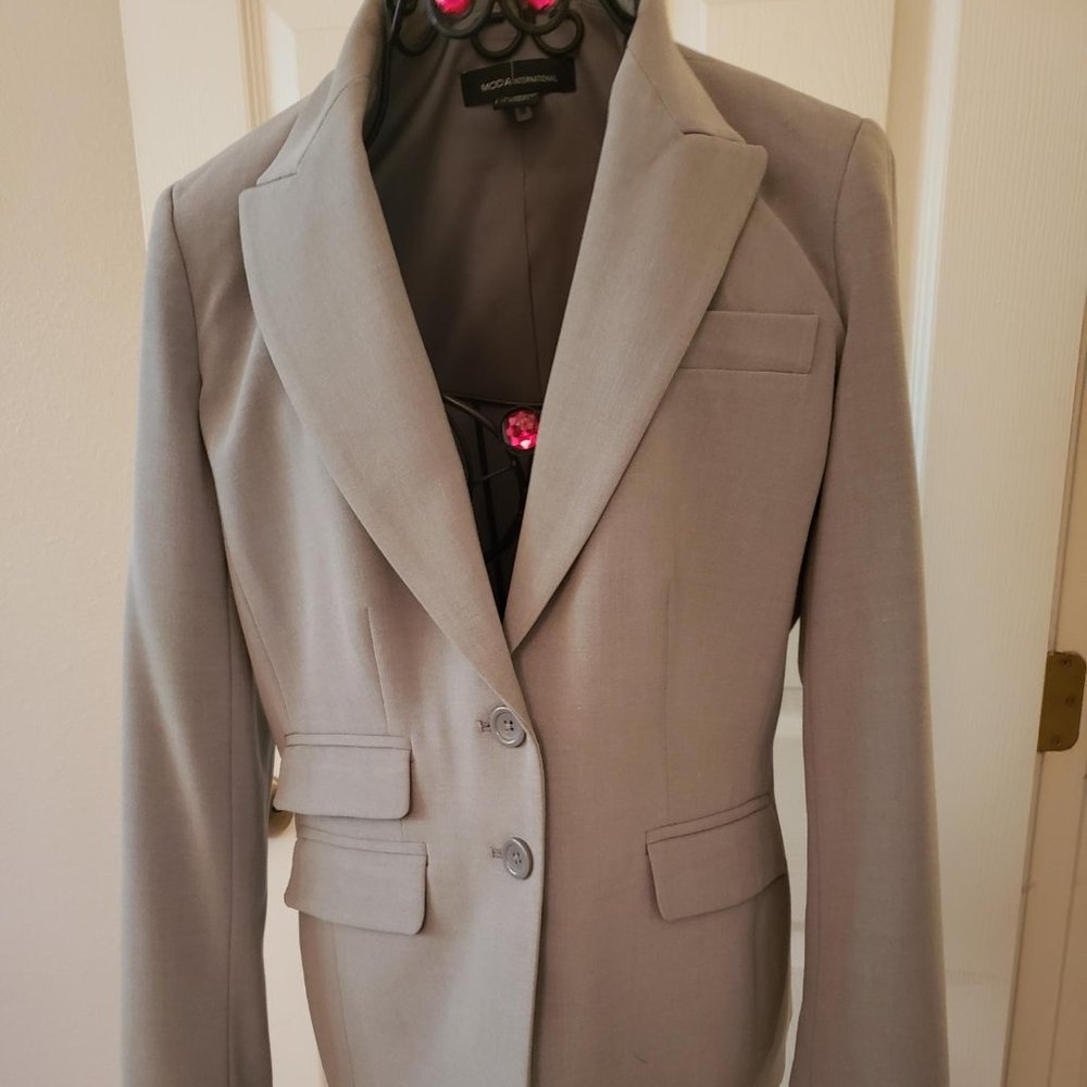 MODA INTERNATIONAL 2 PC LIGHT GRAY BUSINESS SUIT